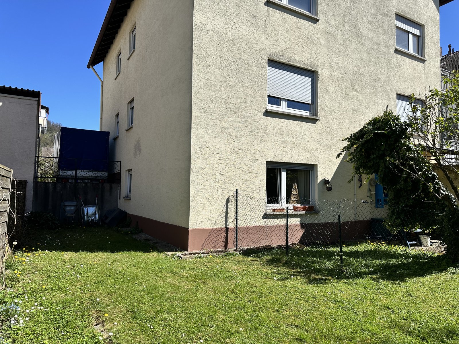 Gute Kapitalanlage oder selbst einziehen: 4-Familienhaus, zwei Garagen, Garten - teilrenoviert - Gute Kapitalanlage oder selbst einziehen: 4-Familienhaus, zwei Garagen, Garten - teilrenoviert -