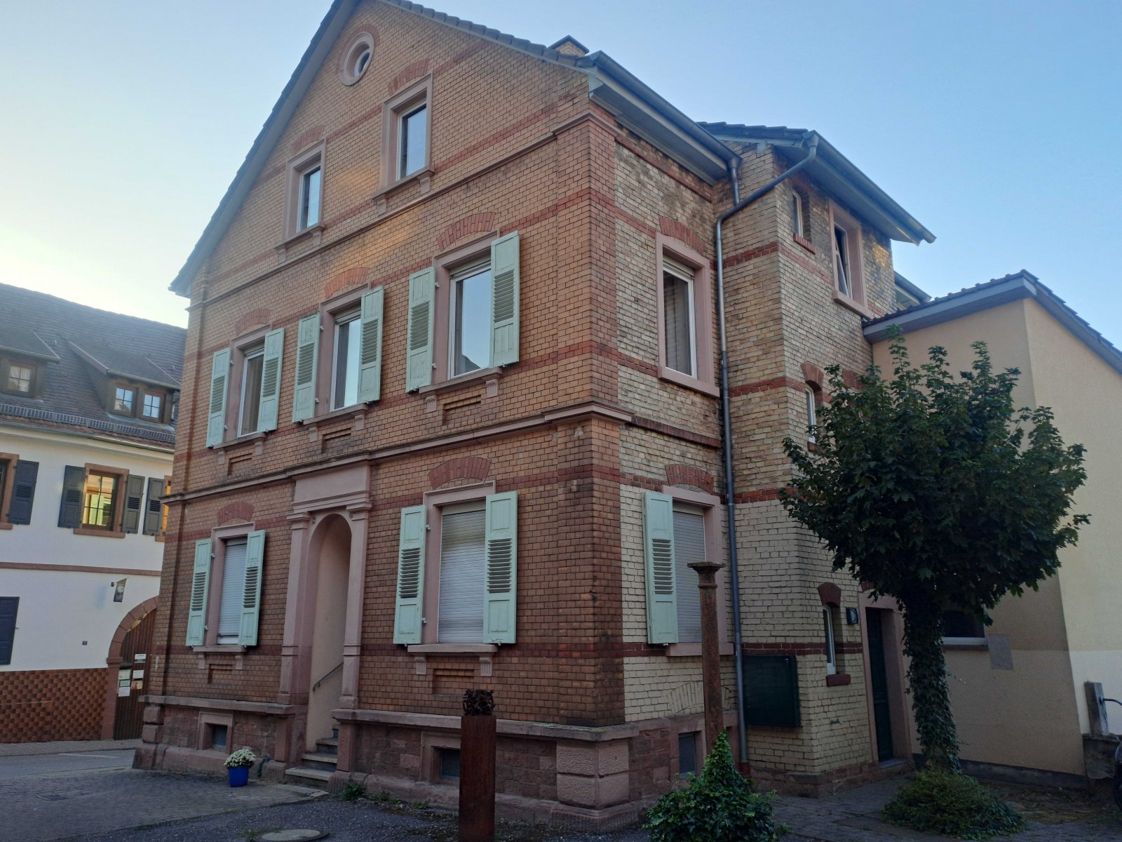 Altbaucharme: Hübsche 3-Zimmerwohnung mit modernisiertem Bad & Außenstellplatz Altbaucharme: Hübsche 3-Zimmerwohnung mit modernisiertem Bad & Außenstellplatz