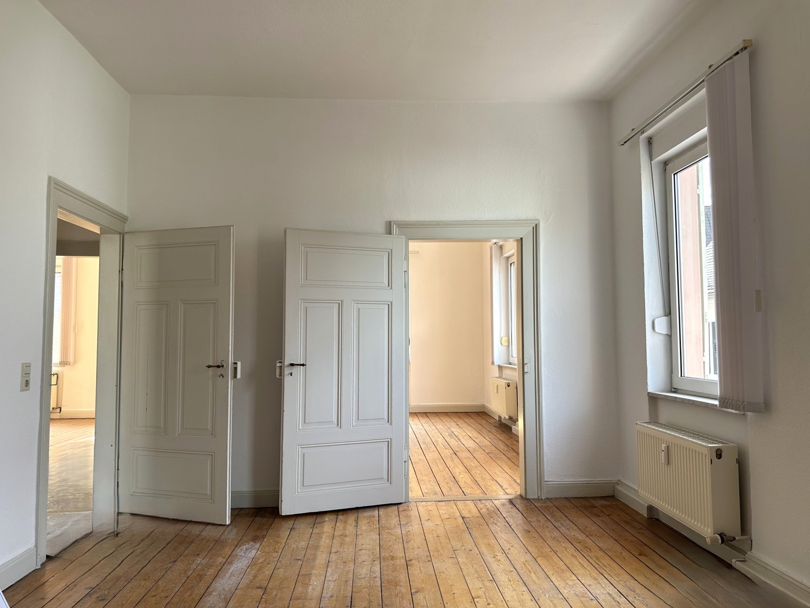 Altbaucharme: Hübsche 3-Zimmerwohnung mit modernisiertem Bad & Außenstellplatz Altbaucharme: Hübsche 3-Zimmerwohnung mit modernisiertem Bad & Außenstellplatz